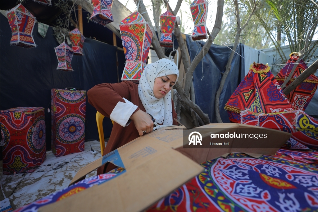 بكرتون طرود الإغاثة.. فلسطينية تعيد فوانيس رمضان لغزة