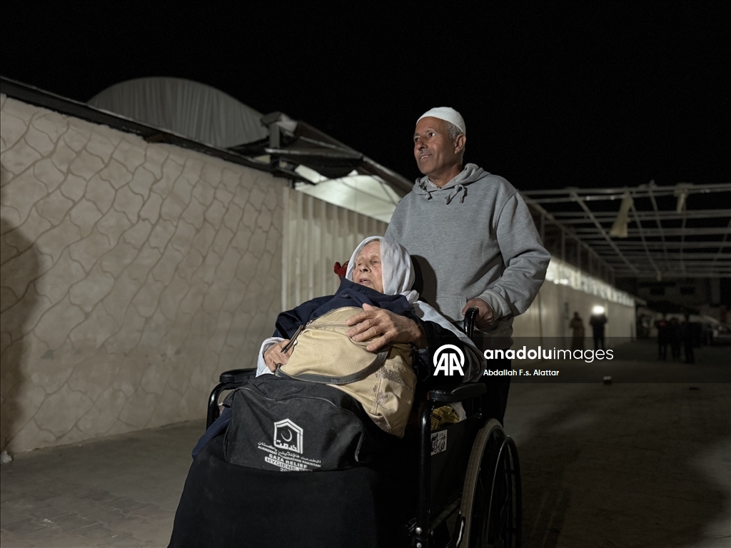 Refah Sınır Kapısı üzerinden Gazze'ye dönen bir grup Filistinli ailelerine kavuştu