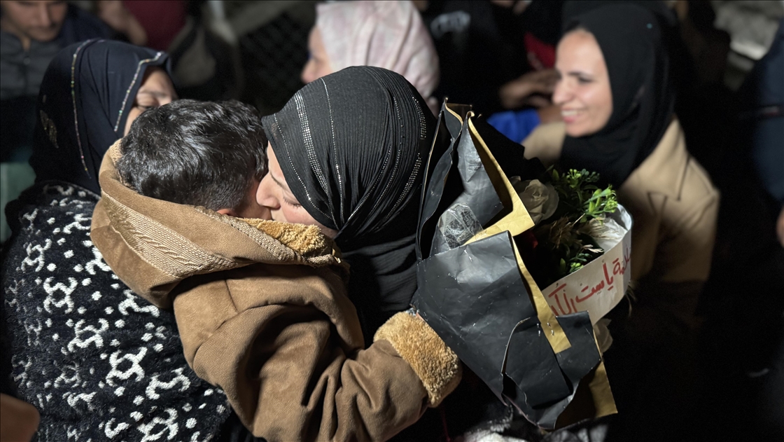 Refah Sınır Kapısı üzerinden Gazze'ye dönen bir grup Filistinli ailelerine kavuştu