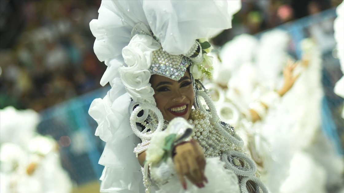 Brezilya’da Rio Karnavalı samba geçitleriyle başladı