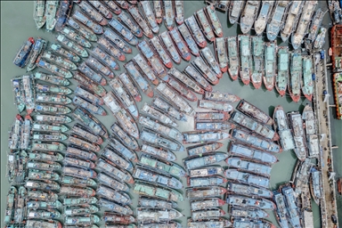 В Индонезии в рыбацком порту образовалось скопление лодок