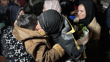 Refah Sınır Kapısı üzerinden Gazze'ye dönen bir grup Filistinli ailelerine kavuştu