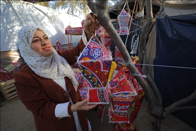 بكرتون طرود الإغاثة.. فلسطينية تعيد فوانيس رمضان لغزة