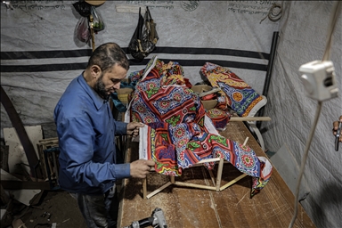 Жители Газы вручную изготавливают традиционные фонарики к Рамазану