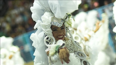 Brezilya’da Rio Karnavalı samba geçitleriyle başladı