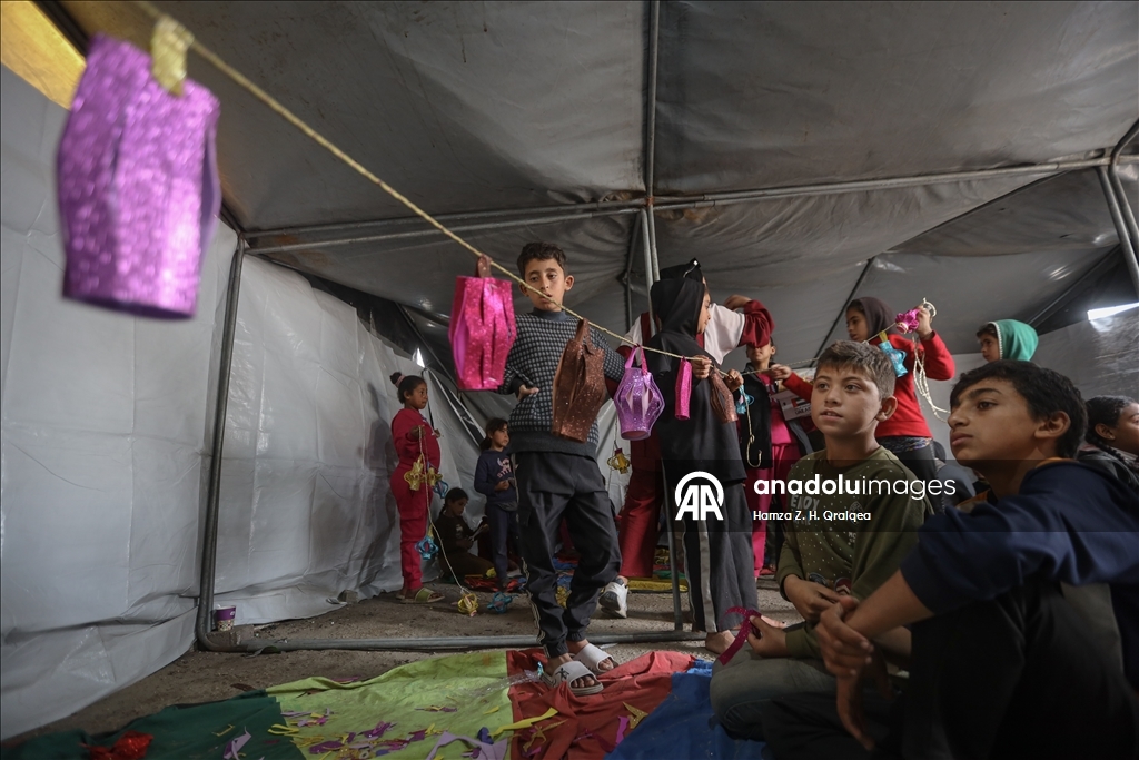 غزة.. مبادرة لتزيين الخيام وصناعة فوانيس بأيدي الأطفال استعدادًا لرمضان