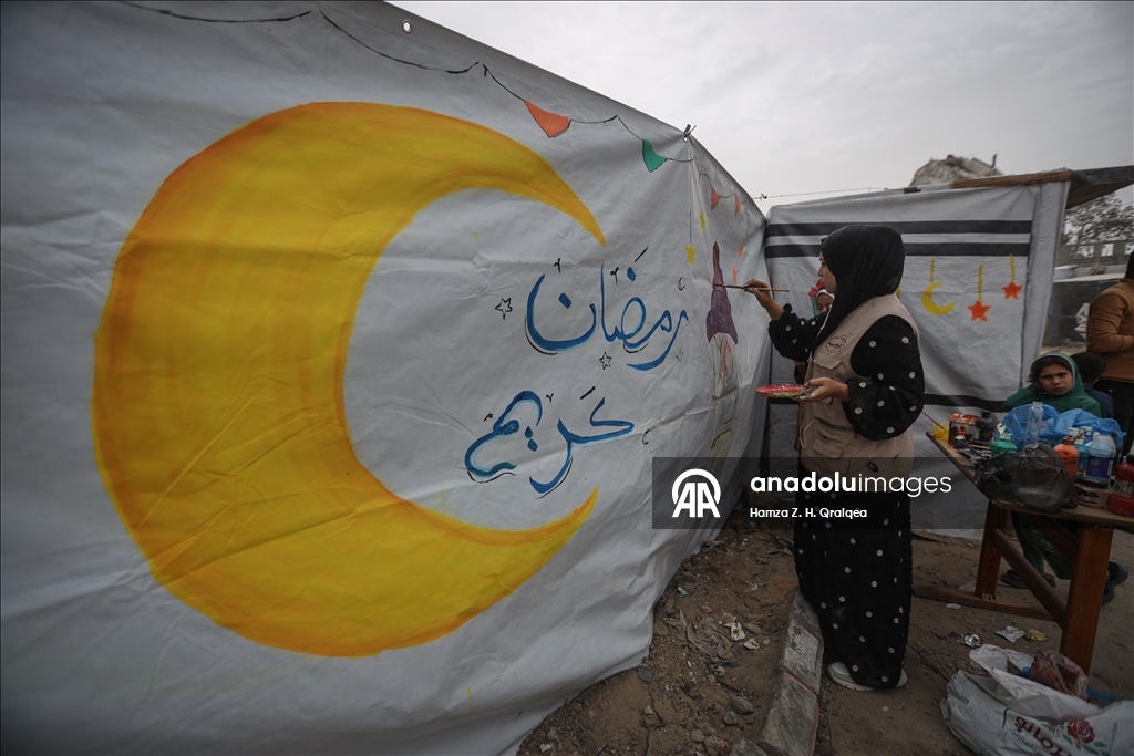 غزة.. مبادرة لتزيين الخيام وصناعة فوانيس بأيدي الأطفال استعدادًا لرمضان