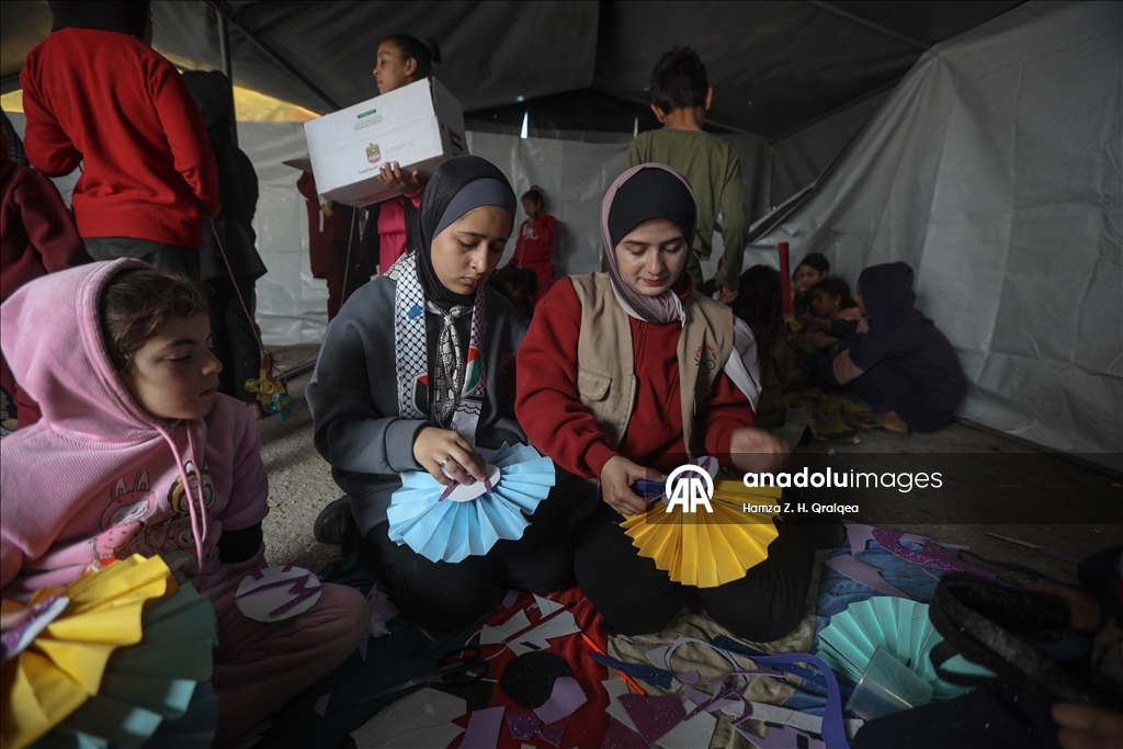 غزة.. مبادرة لتزيين الخيام وصناعة فوانيس بأيدي الأطفال استعدادًا لرمضان