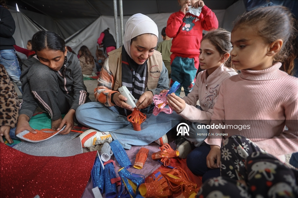 غزة.. مبادرة لتزيين الخيام وصناعة فوانيس بأيدي الأطفال استعدادًا لرمضان