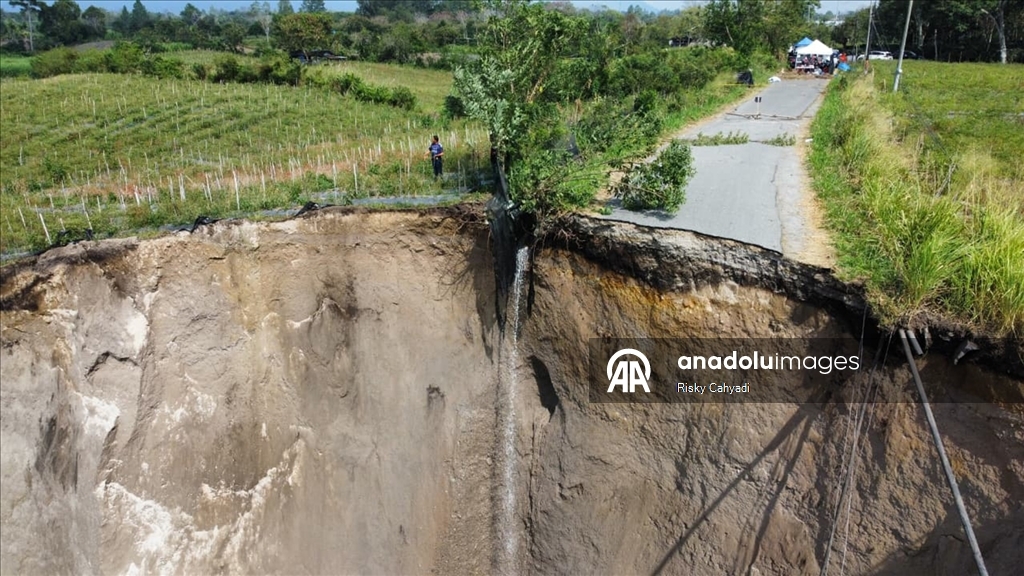 Endonezya’da 100 metre derinliğinde toprak çökmesi meydana geldi