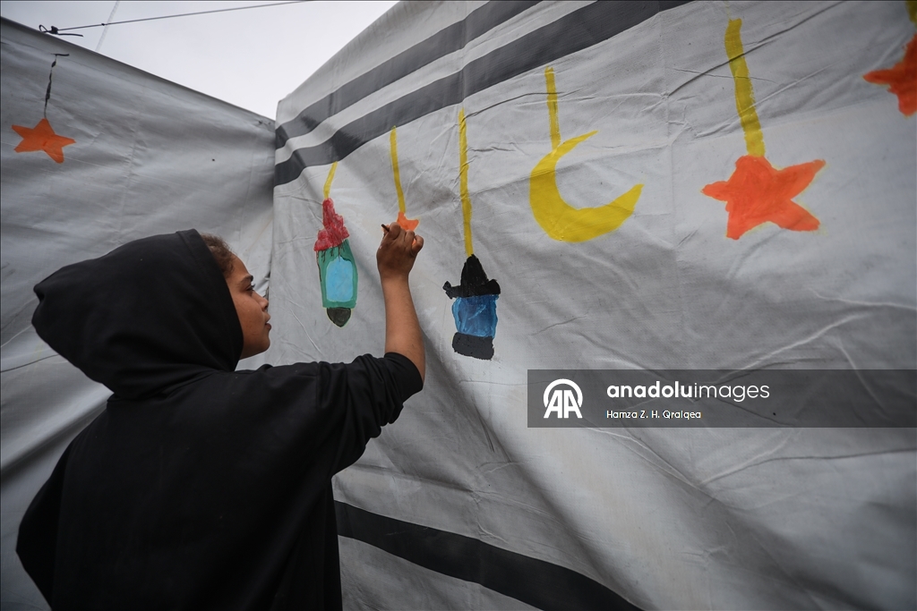 غزة.. مبادرة لتزيين الخيام وصناعة فوانيس بأيدي الأطفال استعدادًا لرمضان