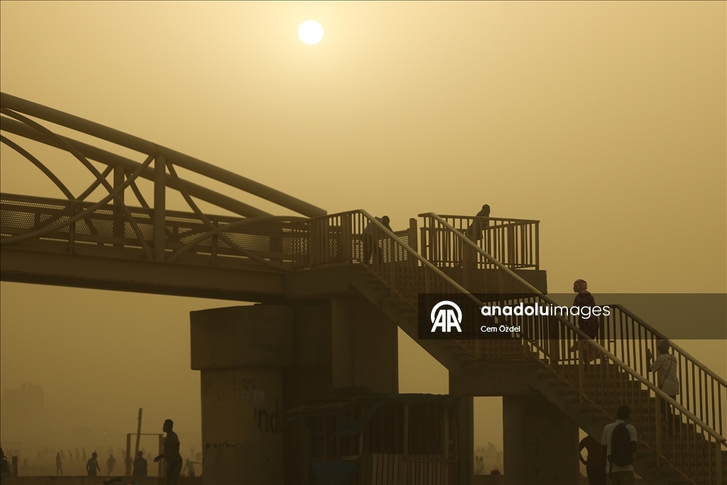 Сенегал накрыло облаком пыли