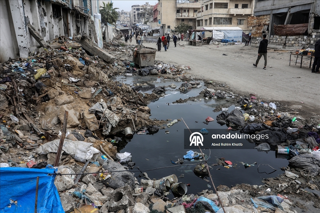 Han Yunus’ta çöp ve kanalizasyon krizi, yerinden edilen Filistinlilerin yaşamını tehdit ediyor