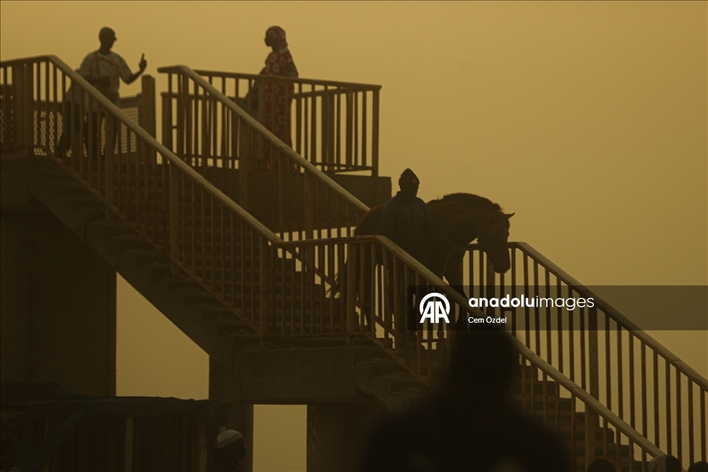 Сенегал накрыло облаком пыли