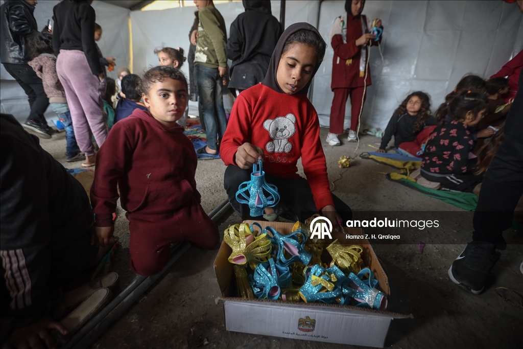 غزة.. مبادرة لتزيين الخيام وصناعة فوانيس بأيدي الأطفال استعدادًا لرمضان