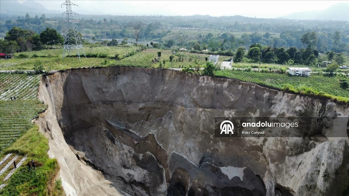 Endonezya’da 100 metre derinliğinde toprak çökmesi meydana geldi