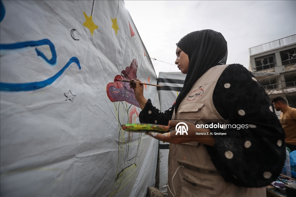 غزة.. مبادرة لتزيين الخيام وصناعة فوانيس بأيدي الأطفال استعدادًا لرمضان