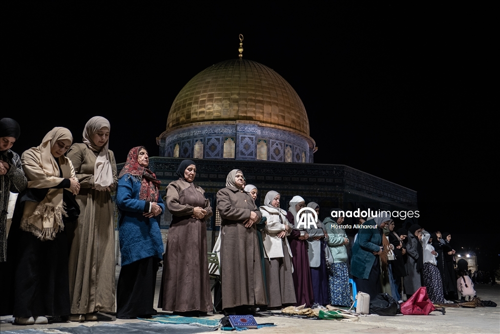 القدس.. آلاف الفلسطينيين يقيمون التراويح بالمسجد الأقصى