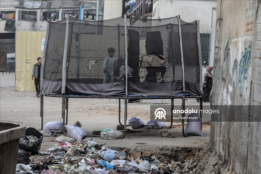Han Yunus’ta çöp ve kanalizasyon krizi, yerinden edilen Filistinlilerin yaşamını tehdit ediyor