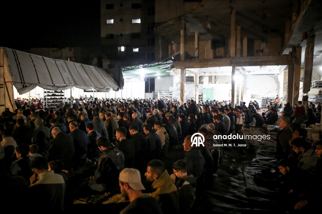 Gazze'de yıkımın gölgesinde ramazan ayının ilk teravih namazı kılındı
