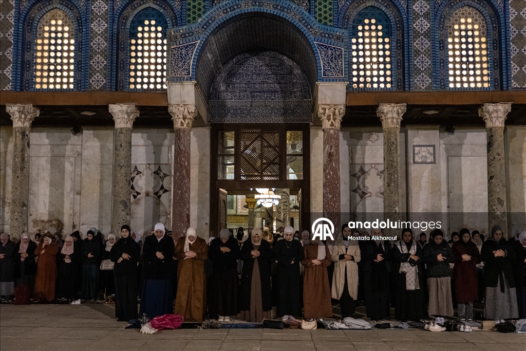 القدس.. آلاف الفلسطينيين يقيمون التراويح بالمسجد الأقصى