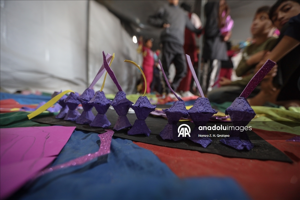 غزة.. مبادرة لتزيين الخيام وصناعة فوانيس بأيدي الأطفال استعدادًا لرمضان