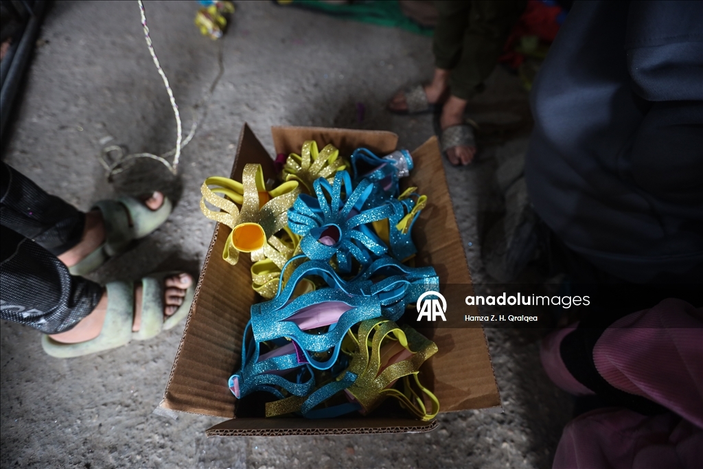 غزة.. مبادرة لتزيين الخيام وصناعة فوانيس بأيدي الأطفال استعدادًا لرمضان