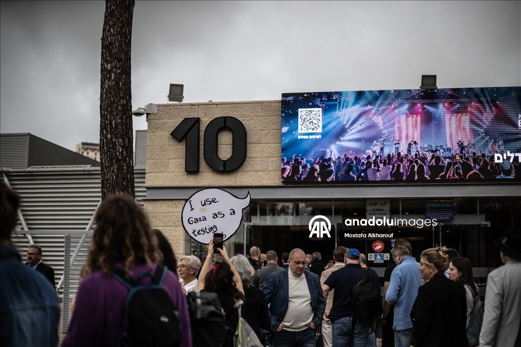 إسرائيليون أمام معرض أسلحة بتل أبيب: تستخدمون غزة مختبر تجارب