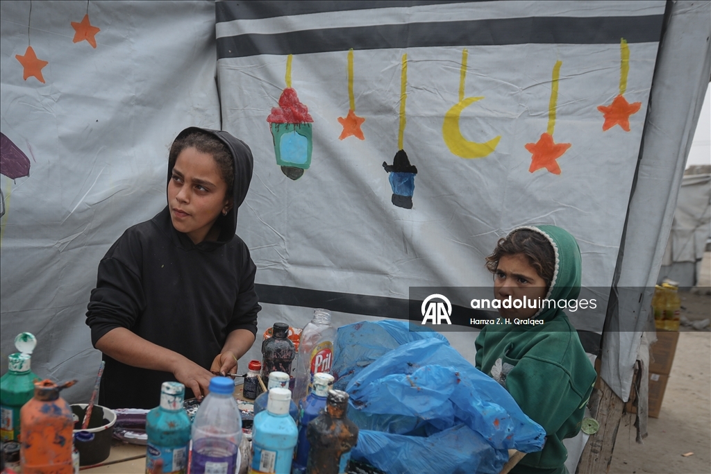 غزة.. مبادرة لتزيين الخيام وصناعة فوانيس بأيدي الأطفال استعدادًا لرمضان