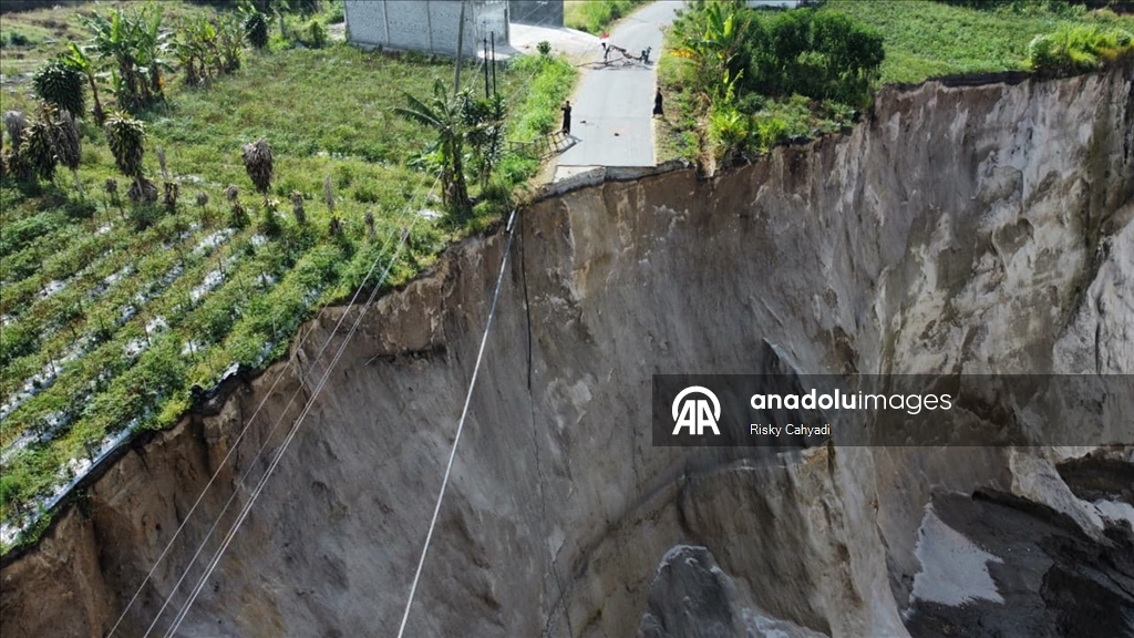 Endonezya’da 100 metre derinliğinde toprak çökmesi meydana geldi