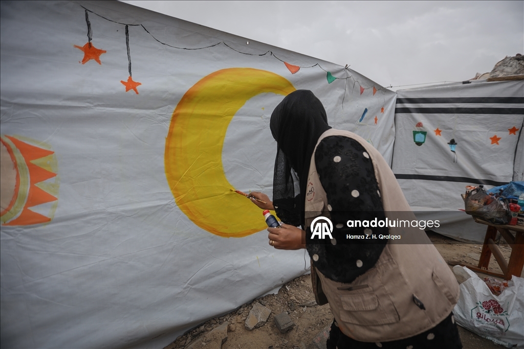 غزة.. مبادرة لتزيين الخيام وصناعة فوانيس بأيدي الأطفال استعدادًا لرمضان