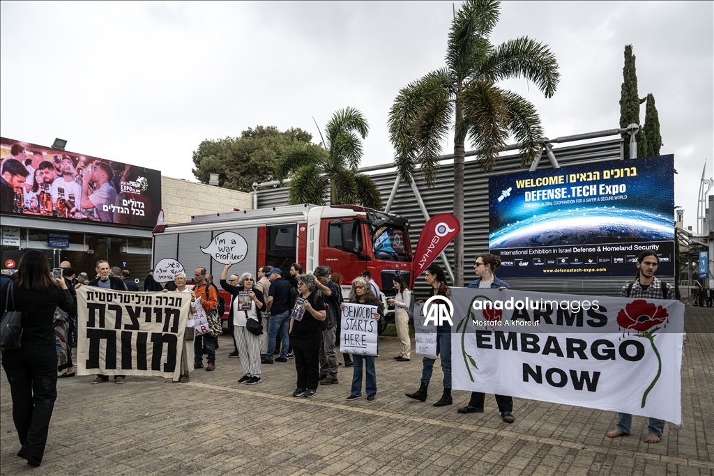 إسرائيليون أمام معرض أسلحة بتل أبيب: تستخدمون غزة مختبر تجارب