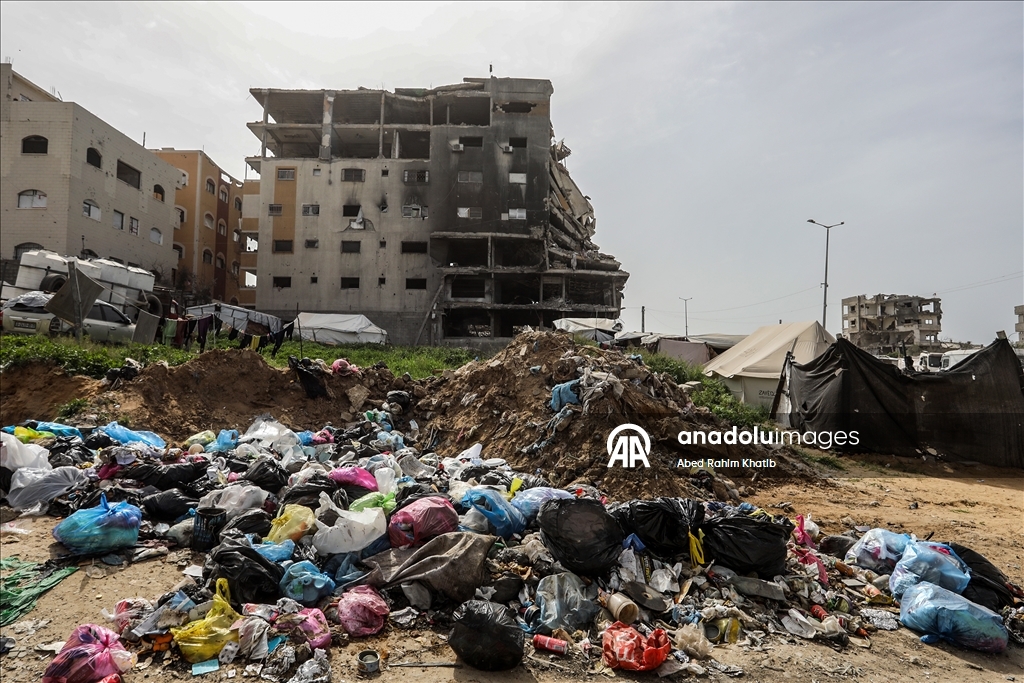 Han Yunus’ta çöp ve kanalizasyon krizi, yerinden edilen Filistinlilerin yaşamını tehdit ediyor
