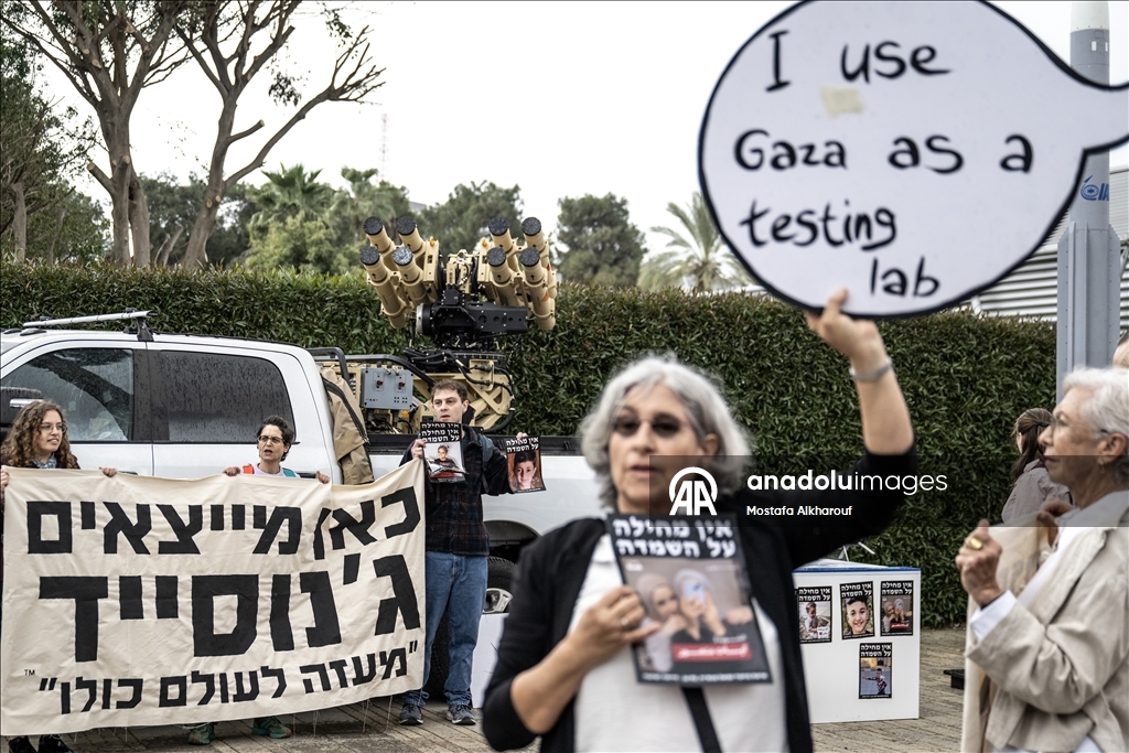 إسرائيليون أمام معرض أسلحة بتل أبيب: تستخدمون غزة مختبر تجارب