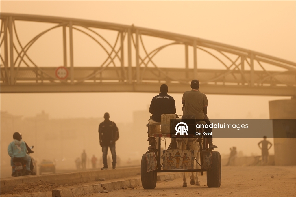Сенегал накрыло облаком пыли