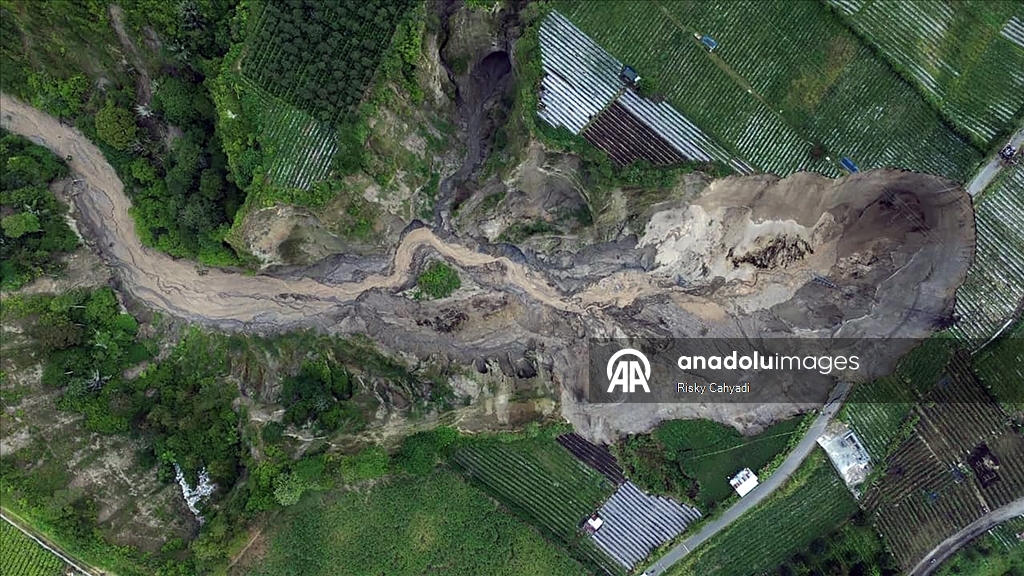 Endonezya’da 100 metre derinliğinde toprak çökmesi meydana geldi