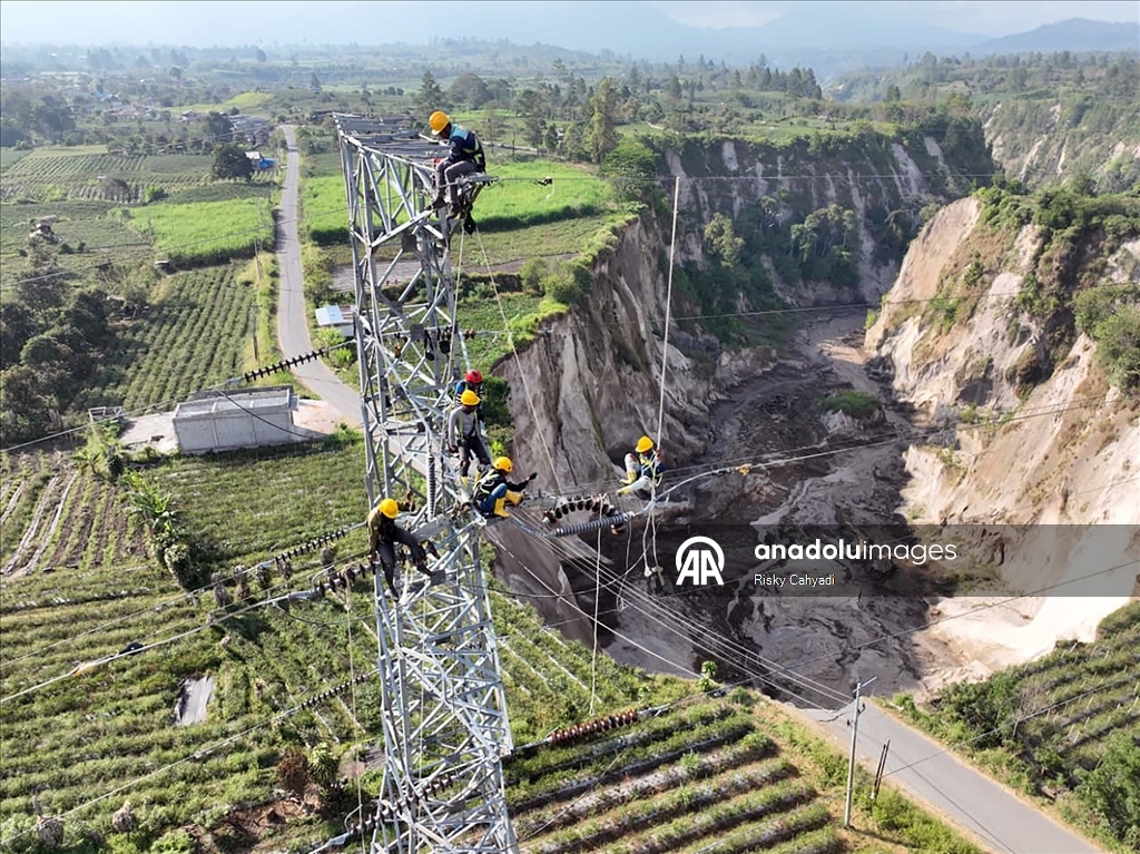 Endonezya’da 100 metre derinliğinde toprak çökmesi meydana geldi