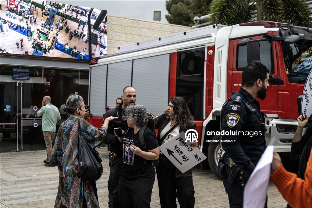 إسرائيليون أمام معرض أسلحة بتل أبيب: تستخدمون غزة مختبر تجارب