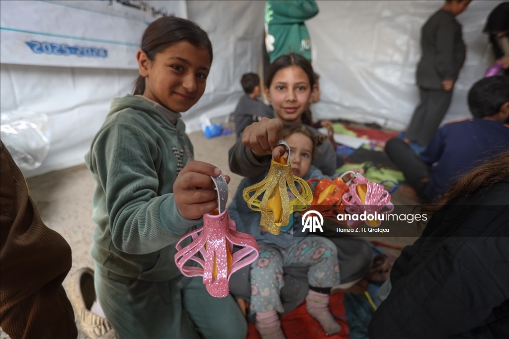 غزة.. مبادرة لتزيين الخيام وصناعة فوانيس بأيدي الأطفال استعدادًا لرمضان