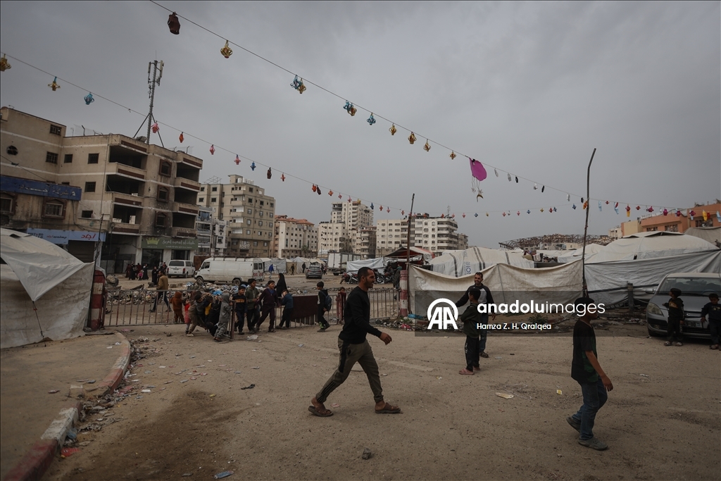 غزة.. مبادرة لتزيين الخيام وصناعة فوانيس بأيدي الأطفال استعدادًا لرمضان