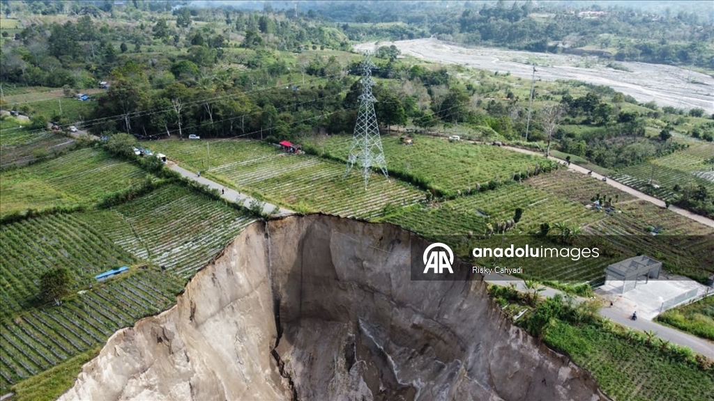 Endonezya’da 100 metre derinliğinde toprak çökmesi meydana geldi