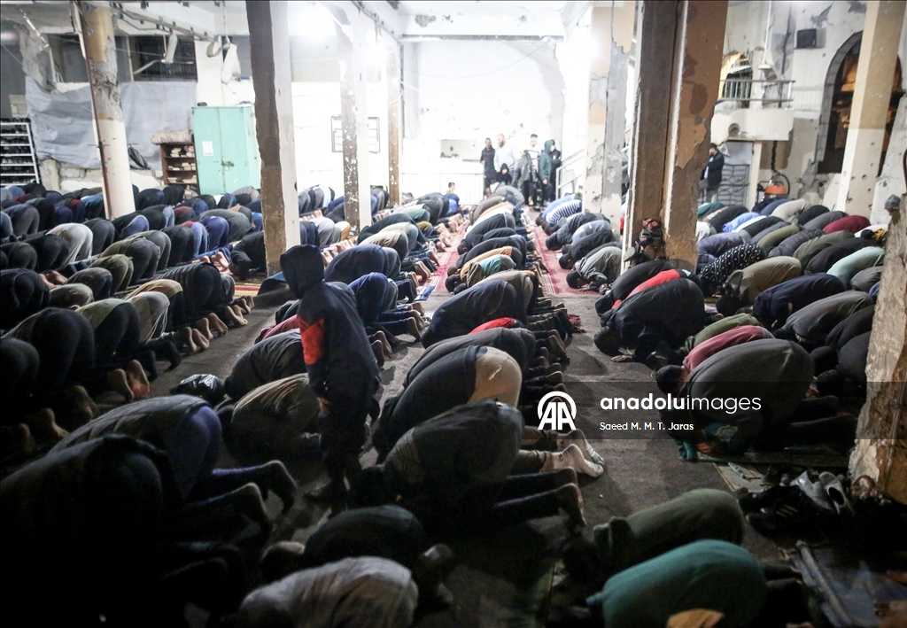 Gazze'de yıkımın gölgesinde ramazan ayının ilk teravih namazı kılındı