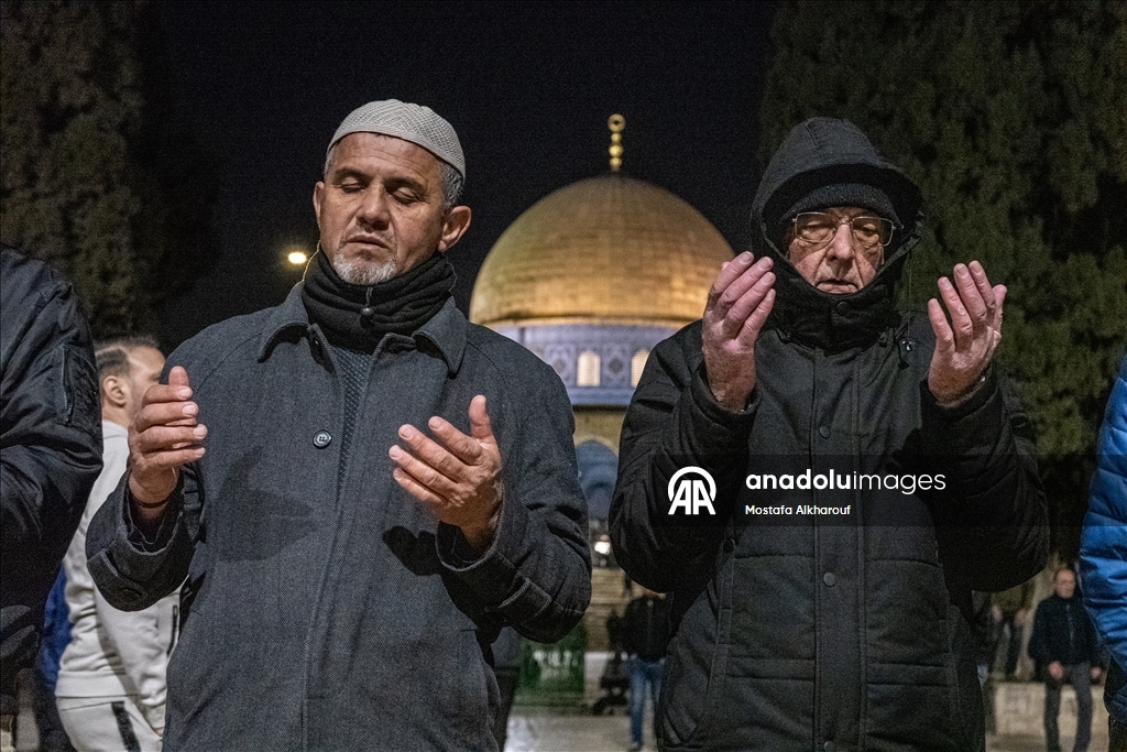 القدس.. آلاف الفلسطينيين يقيمون التراويح بالمسجد الأقصى