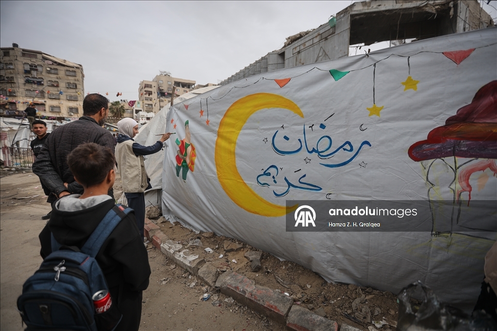 غزة.. مبادرة لتزيين الخيام وصناعة فوانيس بأيدي الأطفال استعدادًا لرمضان
