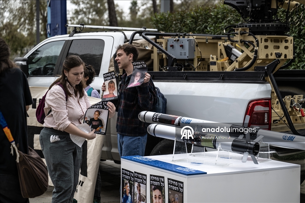 إسرائيليون أمام معرض أسلحة بتل أبيب: تستخدمون غزة مختبر تجارب