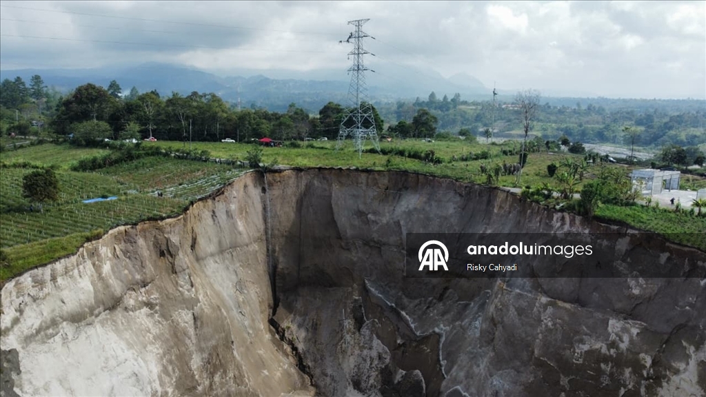 Endonezya’da 100 metre derinliğinde toprak çökmesi meydana geldi