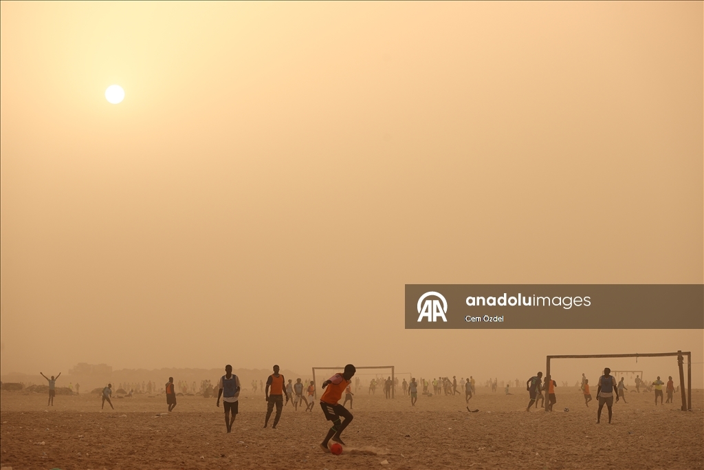 Сенегал накрыло облаком пыли