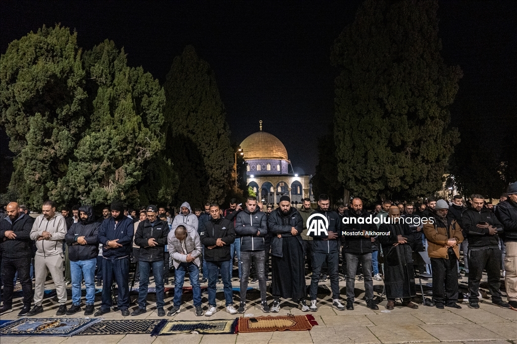 القدس.. آلاف الفلسطينيين يقيمون التراويح بالمسجد الأقصى