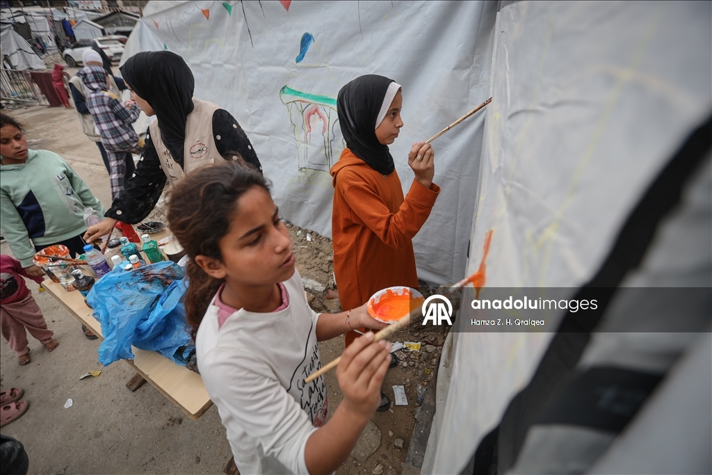 غزة.. مبادرة لتزيين الخيام وصناعة فوانيس بأيدي الأطفال استعدادًا لرمضان