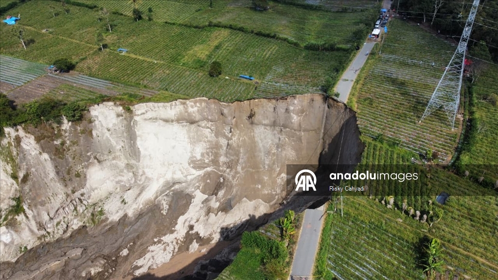 Endonezya’da 100 metre derinliğinde toprak çökmesi meydana geldi